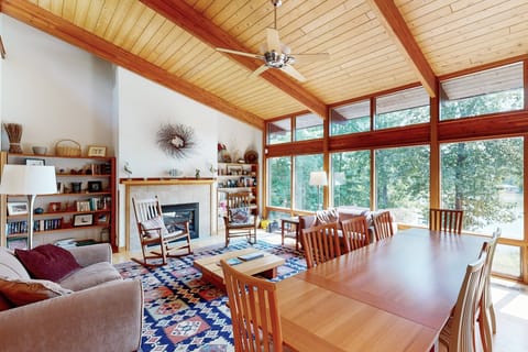 House, Multiple Beds, Fireplace (Peter's Folly) | Interior