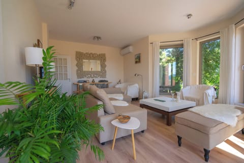 Villa, 3 Bedrooms, Balcony, Garden View | Living area | Books