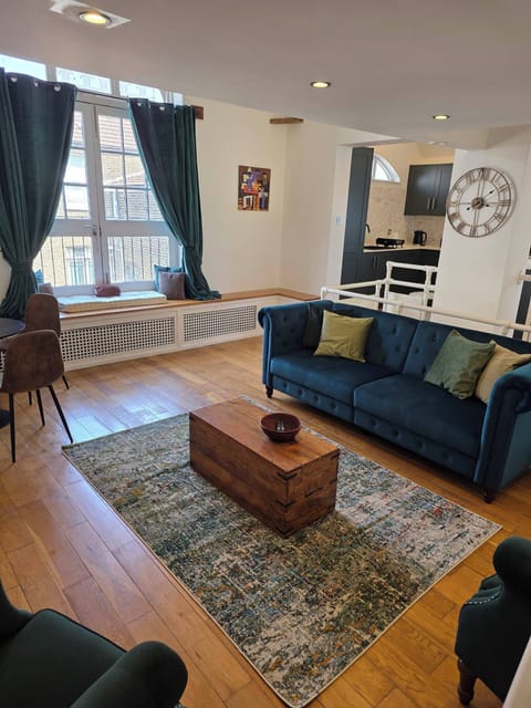 House, 3 Bedrooms, Smoking, Balcony | Living room | Books