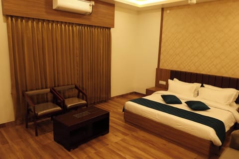 Executive Double Room | Desk, laptop workspace, WiFi (free)