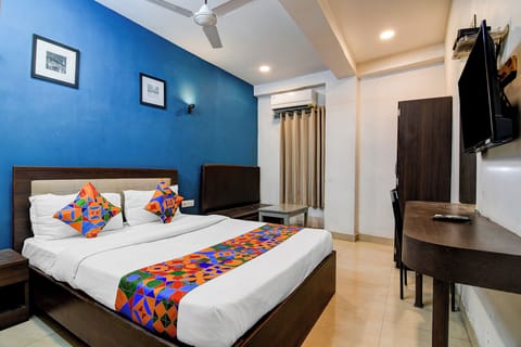 Suite | Egyptian cotton sheets, premium bedding, in-room safe, desk