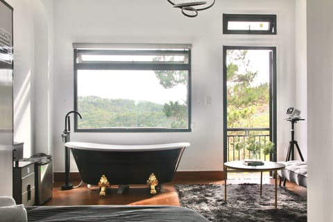 Deluxe Double Room | Bathroom | Hair dryer, towels, soap, shampoo