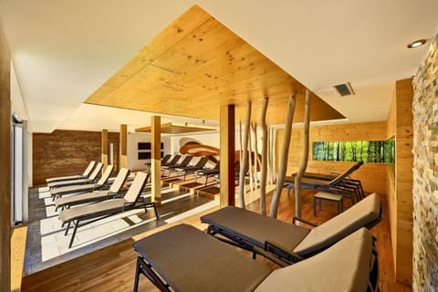 Sauna, hot tub, steam room, massages