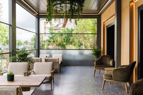 2 bars/lounges