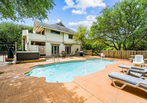 Gorgeous Private Yard w/ Huge Pool and Hot Tub - Hosted by BeachVacationsOBX