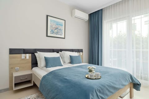 Elegant Studio Apartment with Comfortable Double Bed and Natural Light