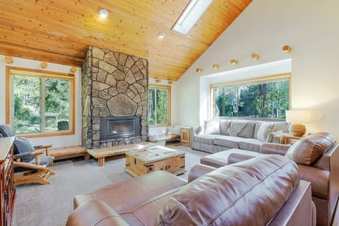 House, 4 Bedrooms | Living area | Smart TV