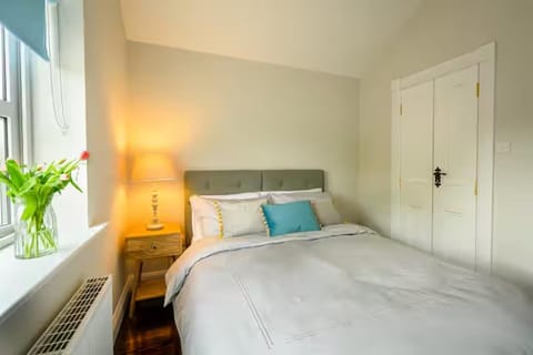 5 bedrooms, iron/ironing board, WiFi (free), bed sheets