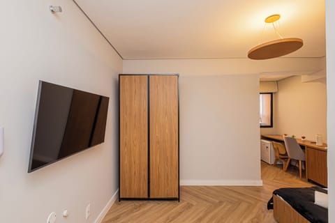 Basic Studio | Desk, laptop workspace, free WiFi