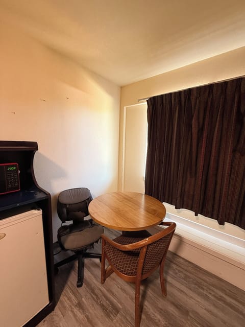 Room, 1 Queen Bed, Refrigerator, Microwave | Interior