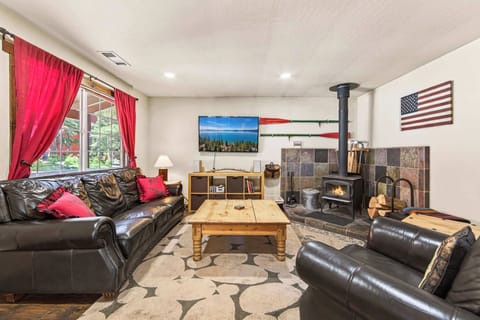 Cabin, Multiple Beds, Fireplace, Mountain View (The Rustic Pine) | Living area