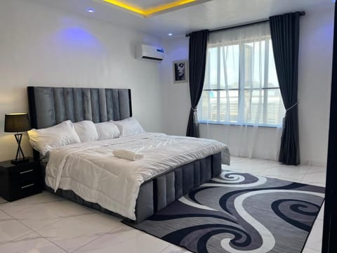 Deluxe Apartment, Balcony, City View | Laptop workspace, soundproofing, WiFi (free)