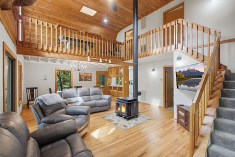 Cabin, Multiple Beds, Mountain View (Sharp Top Mountain Retreat) | Living area