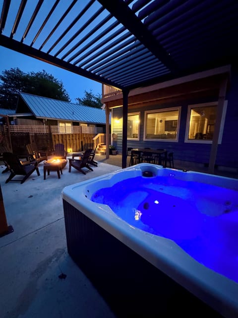 Unwind in the glowing hot tub under the pergola at dusk. Listen to the roar of the ocean waves nearby and stargaze through the open beams for the ultimate coastal evening