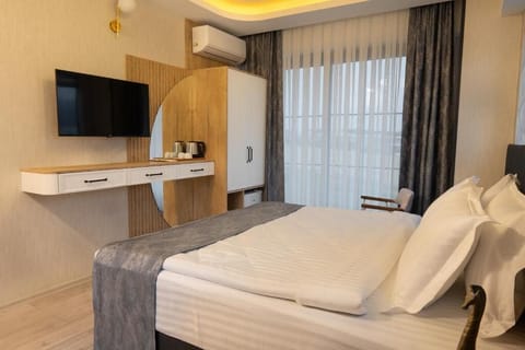 Comfort Room, Garden View | In-room safe, desk, laptop workspace, soundproofing