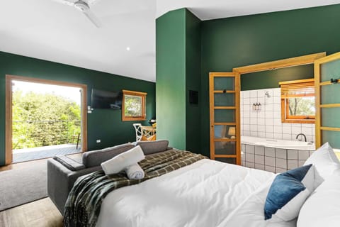 Relaxing Green Hideaway with Spa Bath and Private Deck