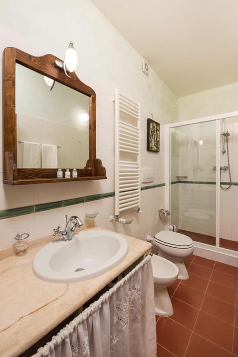 Standard Apartment, 1 Bedroom | Bathroom | Free toiletries, hair dryer, towels