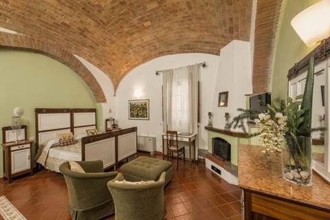 Junior Suite | Minibar, in-room safe, desk, free WiFi