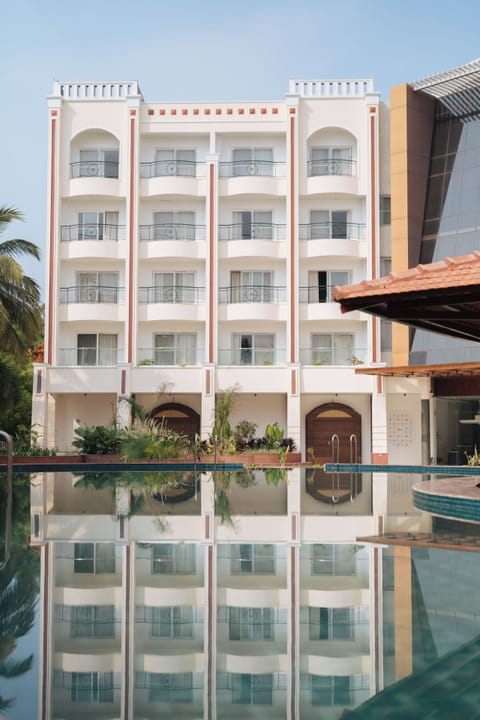 2 outdoor pools