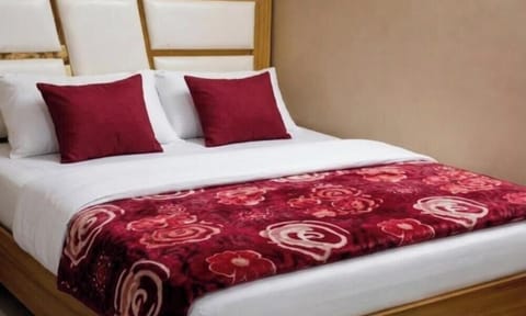 Deluxe Room | Rollaway beds, bed sheets