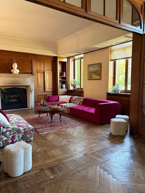 Grand salon cosy très confortable au coin du feu. Vous pouvez admirer les magnifiques boiseries