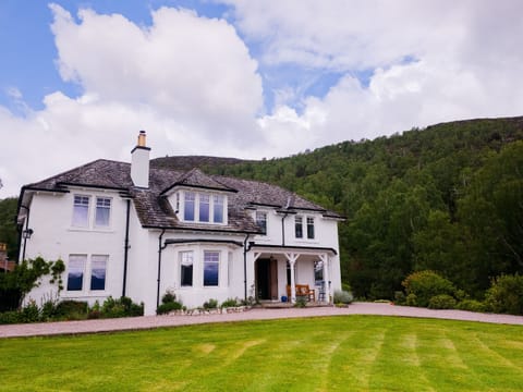 A grand Highland country house set in beautiful grounds on the edge of Aviemore — your adventure starts here.