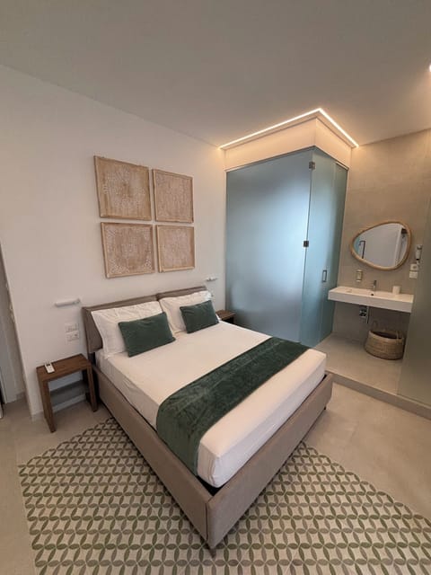 Double Room | In-room safe, desk, WiFi (free)