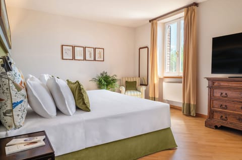 Superior Double Room | Minibar, in-room safe, blackout drapes, bed sheets