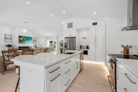 House, 4 Bedrooms | Private kitchen | Coffee/tea maker, fridge, oven, toaster