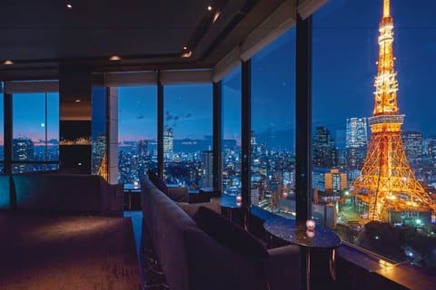 2 bars/lounges