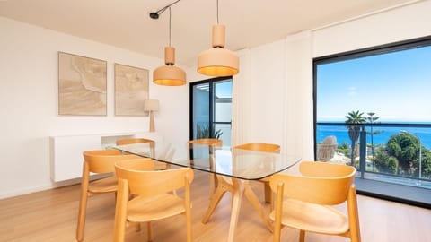 Gather around the table and enjoy unforgettable meals with natural light and panoramic ocean views, all from the comfort of this stylish and spacious apartment in Funchal.
#PlenusHorizonK8 #FunchalLiving #OceanViews