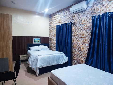 Family Double or Twin Room | Desk, laptop workspace, WiFi (free)