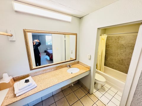 Standard Room, 1 King Bed, Smoking | Bathroom | Combined shower/tub, towels
