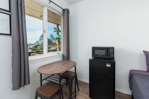 Room, 1 Queen Bed | Premium bedding, free WiFi, bed sheets