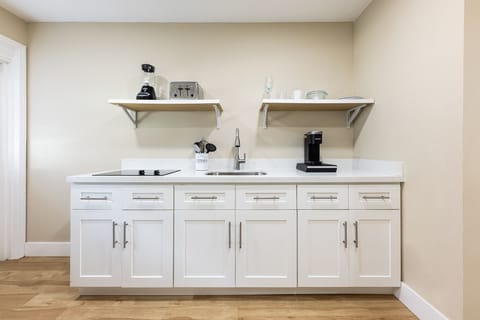 Deluxe King | Private kitchen | Fridge, microwave, coffee/tea maker, toaster