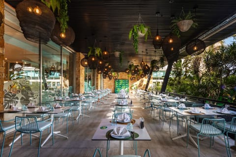 4 restaurants; breakfast, lunch, and dinner served