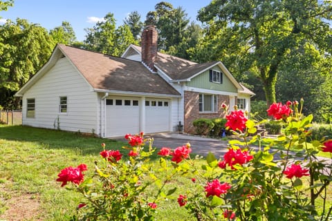 Spacious and comfortable home in East Flat Rock, among the apple trees and vineayards.