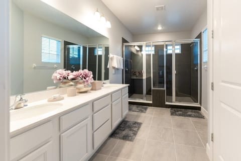 Full bathroom 1 image 1