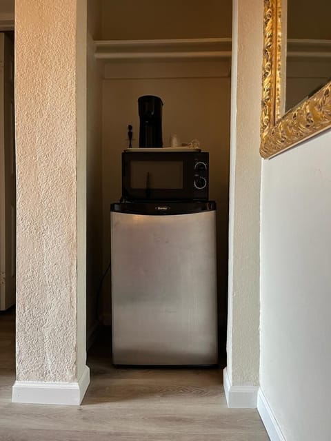 Standard Room, 1 Queen Bed | Room amenity