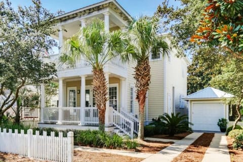 Our beautiful 2 story renovated Beach House is Waiting for You, 2 Min walk to two white sandy private beaches