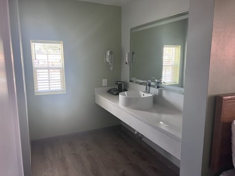 Deluxe Room, 1 King Bed, Kitchen | Bathroom | Combined shower/tub, hair dryer, towels