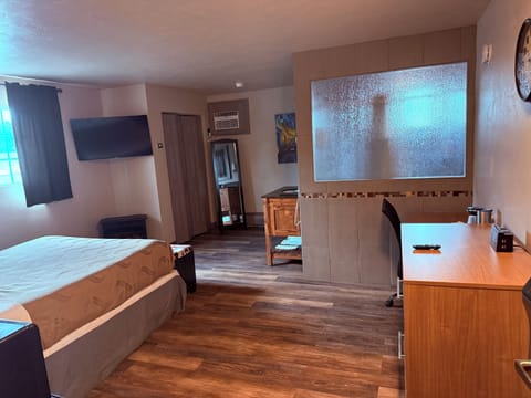 Standard Room, 1 Queen Bed | Iron/ironing board, free WiFi, bed sheets