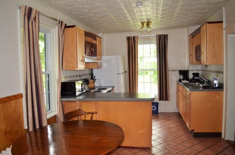 Suite 116 | Private kitchen | Fridge, microwave, coffee/tea maker