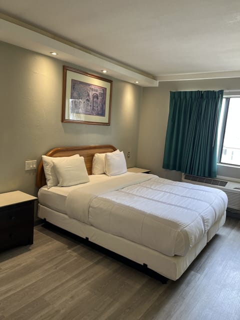 Standard Room, 1 King Bed, Non Smoking | Free WiFi, bed sheets