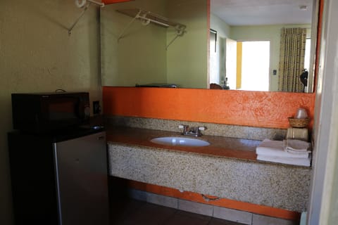 Economy Single Room, 1 King Bed, Smoking | Bathroom | Free toiletries, towels, toilet paper