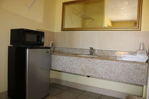 Economy Single Room, 1 King Bed, Smoking | Desk, free WiFi, bed sheets
