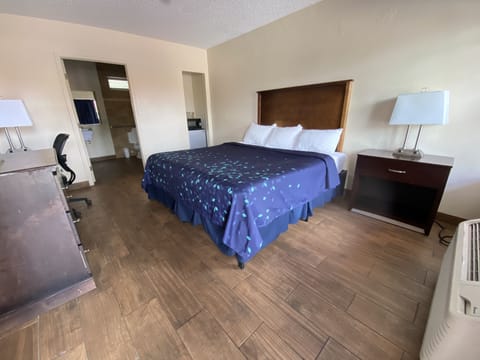 Standard Room, 1 King Bed, Accessible | Desk, free WiFi, wheelchair access