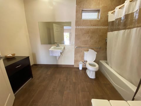 Combined shower/tub, towels