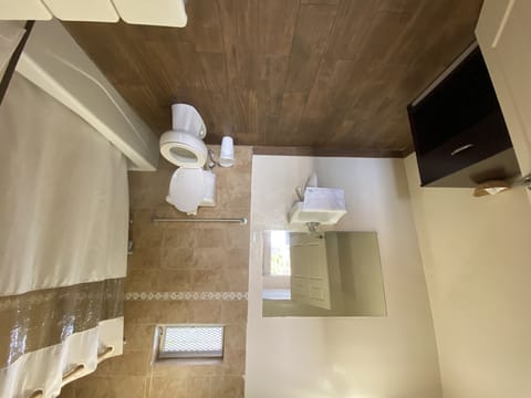 Standard Room, 1 King Bed, Accessible | Bathroom | Combined shower/tub, towels