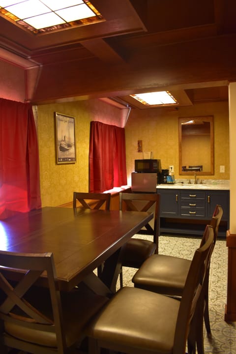 Family Quadruple Room | Iron/ironing board, free WiFi, bed sheets